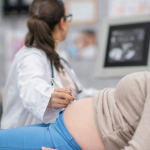 Dra. Thaline Neves explica o que caracteriza uma gravidez de risco e quais cuidados especializados são fundamentais para proteger mãe e bebê.