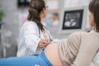 Dra. Thaline Neves explica o que caracteriza uma gravidez de risco e quais cuidados especializados são fundamentais para proteger mãe e bebê.