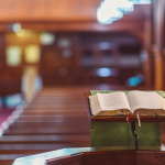 Pe. Dr. José Eduardo de Oliveira e Silva apresenta razões profundas para viver a fé católica com esperança e coragem.