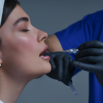 Revelação no mundo das celebridades: atriz veterana compartilha sua experiência pessoal com procedimento estético avançado