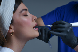 Revelação no mundo das celebridades: atriz veterana compartilha sua experiência pessoal com procedimento estético avançado